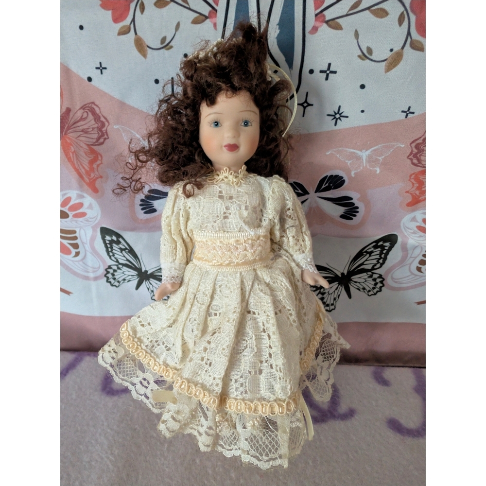 Vintage | Elegant Porcelain Lace Doll